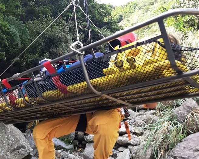 德国男攀瑞芳老鬼瀑布扭伤脚 ，空勤总队直升机吊挂脱险。(戴志扬翻摄)