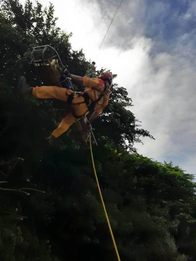 德国男攀瑞芳老鬼瀑布扭伤脚，直升机吊挂脱险。(叶书宏翻摄)