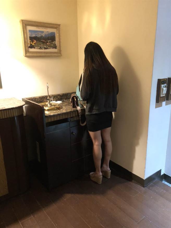 應召女趁微解封找尋芳客，豈料嫖客變龜山警察當場傻眼，乖乖被逮。(翻攝照片／蔡依珍桃園傳真)