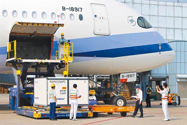 蓝委赖士葆调查发现，截至6月底，政府买疫苗花了67亿元，其中却仅10亿元採购国际疫苗，质疑剩下4、50亿元预算经费花到哪去了。图为我国自购AZ疫苗62.6万剂，日前抵达桃园国际机场。（本报资料照）