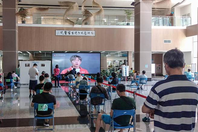 新竹台大生医院区接种疫苗民眾踊跃，卫生局统计全县累积施打8万1498人次，18岁以上涵盖率为17.64％。（罗浚滨摄）
