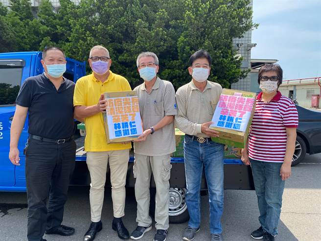 林耕仁慰问清洁队。（图：截自林耕仁脸书）