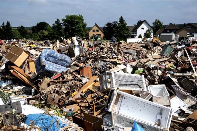 德国西部地区遭遇严重洪水，居民惊嘆像「炸弹炸过」。图为德国巴特明斯特艾费尔（Bad Munstereifel）洪水过后满目疮痍的画面。（图／美联社）