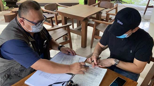 牡丹灣villa在微解封首日傳出違規群聚用餐事件，屏縣府隔日即到場稽查。(屏縣府提供)