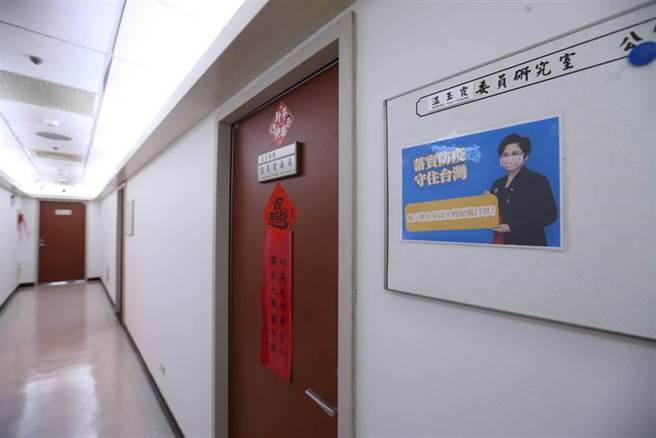 台积电创办人张忠谋在APEC会议上表示，台湾需要更多的疫苗，但国民党想协助4县市採购疫苗，中央则以「目前疫苗已足够」回绝，对内对外两样情，疫苗到底够不够？国民党立委温玉霞表示，简直是「一个政府，两种计算」。（本报资料照片）