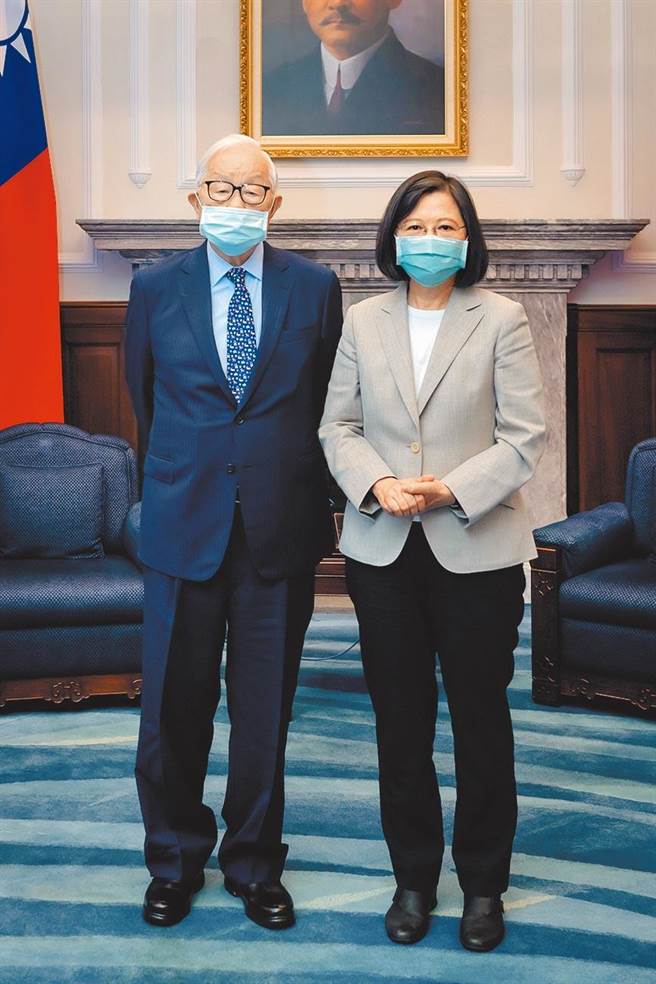 台积电创办人张忠谋在APEC会议上表示，台湾需要更多的疫苗，但国民党想协助4县市採购疫苗，中央则以「目前疫苗已足够」回绝，对内对外两样情。（总统府提供）