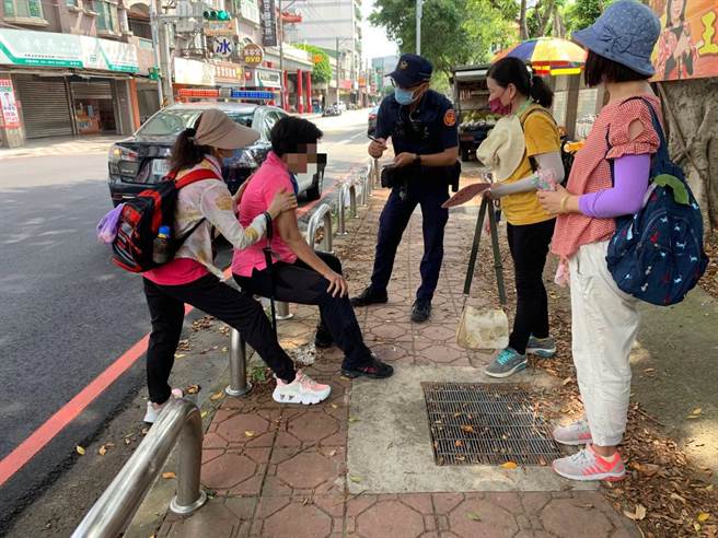 微解封迎来首次假日，1名67岁游姓妇人相约三五好友外出踏青，未料天气意外炎热，游妇疑似因体力不济轻微中暑瘫坐路边。（平镇分局提供／萧灵玺桃园传真）