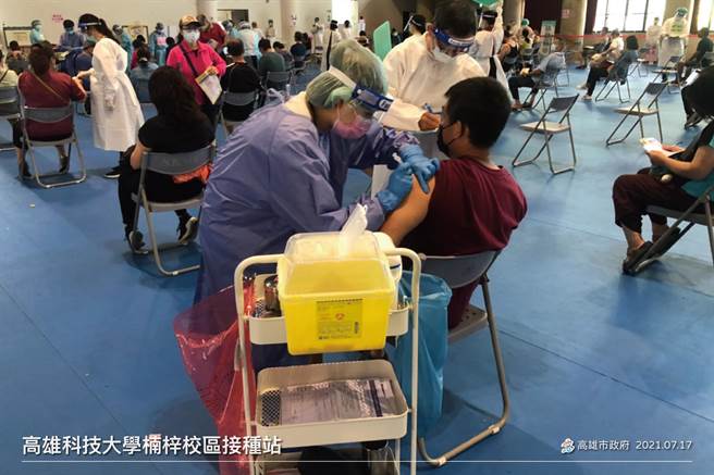 台灣醫事行動聯盟發文痛批高市衛生局在施打現場按碼表計時給醫護壓力，對非高齡者仍採「宇美町式」施打、個人衛教等方式既浪費時間又增加醫護負擔。（高市新聞局提供／袁庭堯高雄傳真）