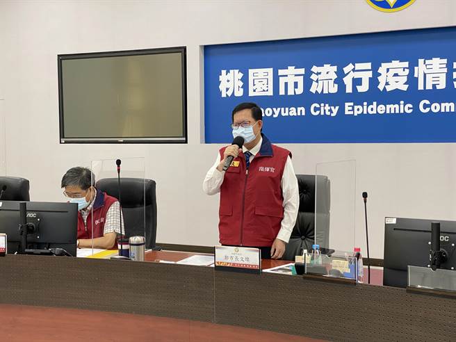 桃園市長強調隱形傳播鏈還沒完全圍堵，所有確診者的交友圈都要掌握，讓疫情可控才有條件降級，即便三級警戒能夠下降，口罩也不能摘除。(市府提供／蔡依珍桃園傳真)