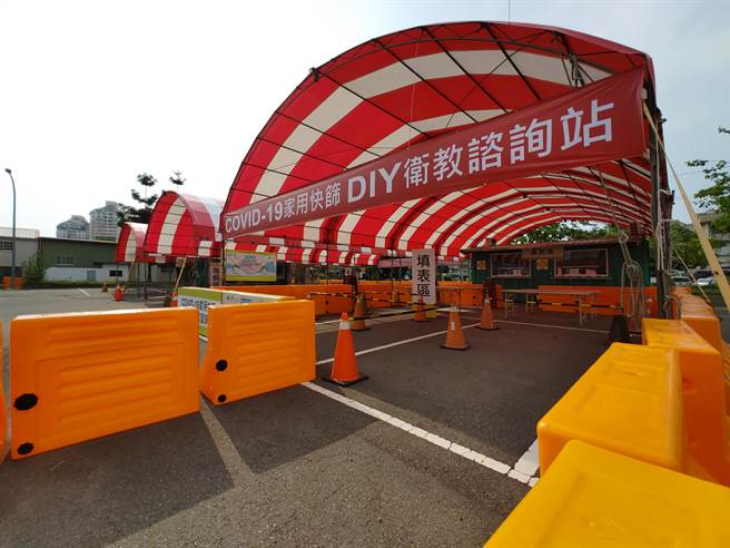 国内新冠肺炎疫情逐渐稳定，可望在26日解除三级警戒，随着疫苗施打率逐渐提升，家用快筛的普及，许多医疗院所、特定场所都会要求提供快筛证明。（吴建辉摄）