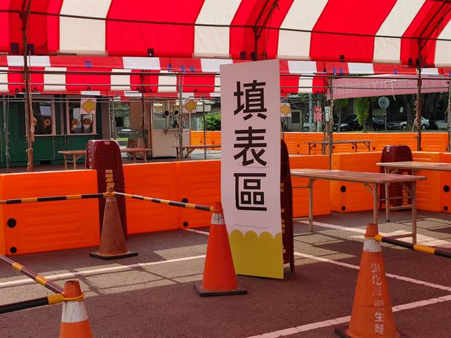 彰化县卫生局再度超前部属，设置全台首座COVID-19家用快筛DIY卫教谘询站，目前正密集测试中，最快下周就能启用。（吴建辉摄）