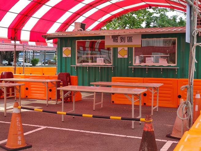 叶彦伯表示，目前国内开放让民眾自行使用家用快筛试剂，但一般民眾可能不够深入让检体产生误判可能，设置的目的就是希望提供民眾１对１教学，带领民眾完成操作及检视检测结果。（吴建辉摄）