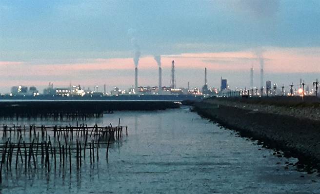 麦寮电厂3部燃煤机组将在2024年、2025年除役改为燃天然气，因麦寮六轻厂有2万多个油槽，工安令云林县府相当忧心。（周丽兰摄）