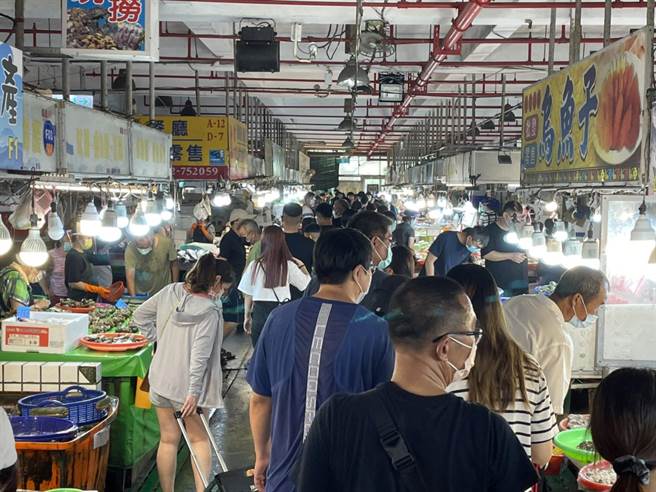 布袋观光鱼市今天游客眾多，鱼市估计恢復过去一般假日人潮。（嘉县政府提供／张亦惠嘉县传真）