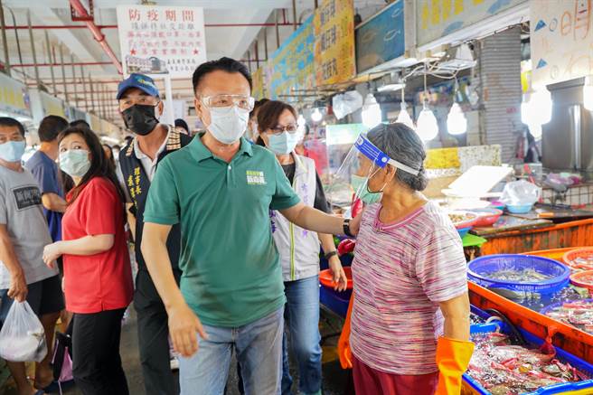 嘉义县长翁章梁今天下午前往布袋观光鱼市视察防疫落实状况。（嘉县政府提供／张亦惠嘉县传真）