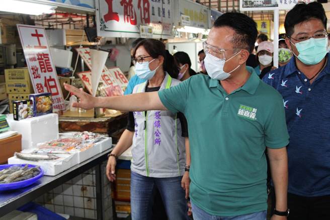 嘉义县长翁章梁今天下午前往布袋观光鱼市视察防疫落实状况。（嘉县政府提供／张亦惠嘉县传真）