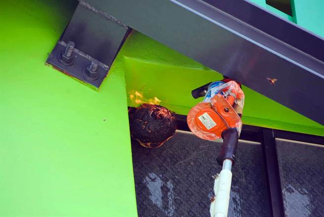 台东县关山镇米国学校外墙出现虎头蜂窝，县府委外厂商人员以火攻方式摘除。（民眾提供）