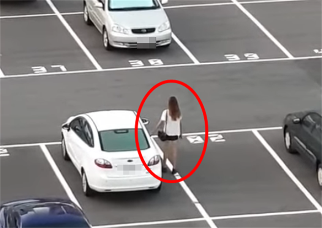 一名長髮女子被拍下四處在新竹火車站後站的停車場拉車門，引起網友議論。（翻攝臉書社團《新竹人大小事》）