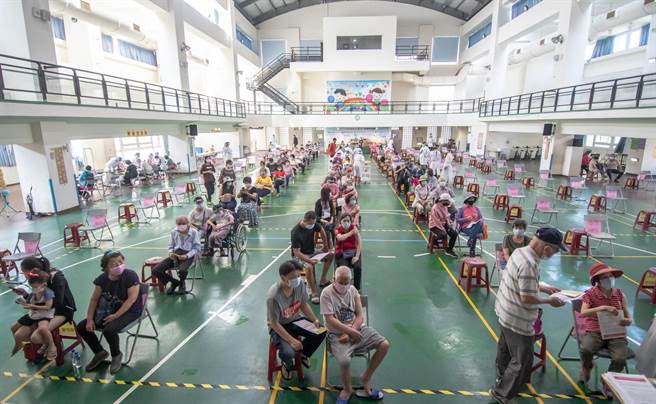 中原国小接种站在考量接种年龄下降、减少医护人员走动负担等2原因下，决定19日接种将自宇美町打法改回传统打法，提升接种品质。（新闻处提供／萧灵玺桃园传真）