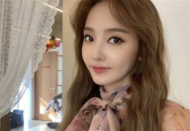 韩彩英拥有精致五官和9头身完美比例，被封为「韩国芭比娃娃」。(图/翻摄自韩彩英IG)