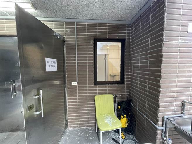 顏姓兄弟與黃姓男子今（18日）凌晨酒後，到新北市三重區找汪姓友人續攤，豈料遭到拒絕後3人竟強拆民宅窗戶潛入。（翻攝）