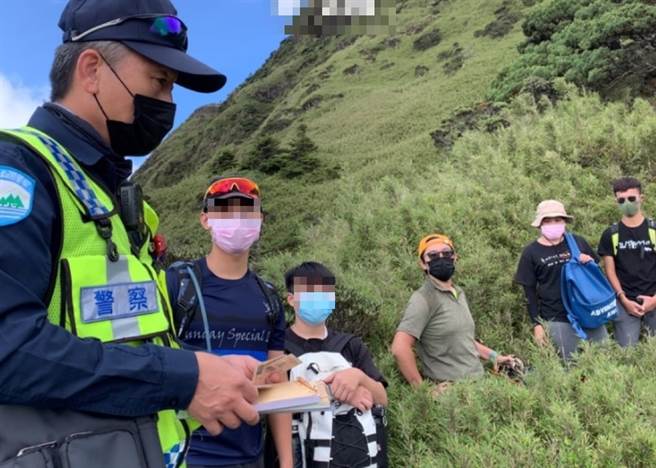 昨日也有民眾擅闯「禁止进入之区域」遭员警当场开单。（保七总队提供／张妍溱南投传真）