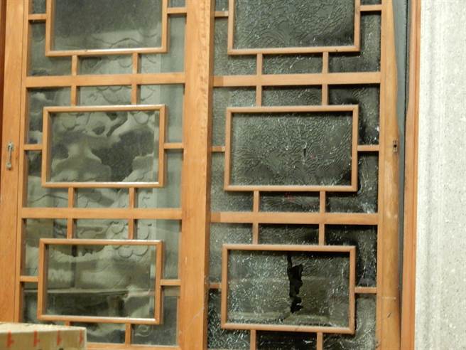 44岁陈姓男子13日晚间9时许，持装满汽油的宝特瓶在新北市林口区竹林山观音寺纵火。（翻摄）