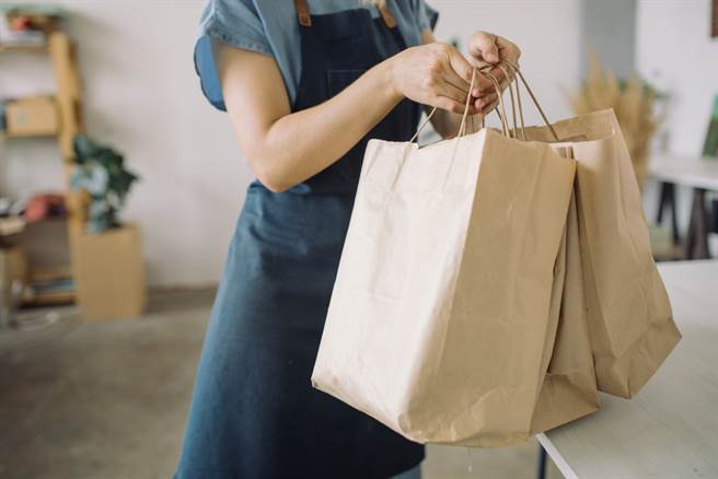 一名女子分享，遇上外送員主動賠償打翻的餐點，讓她感到很暖心。（示意圖／Shutterstock）