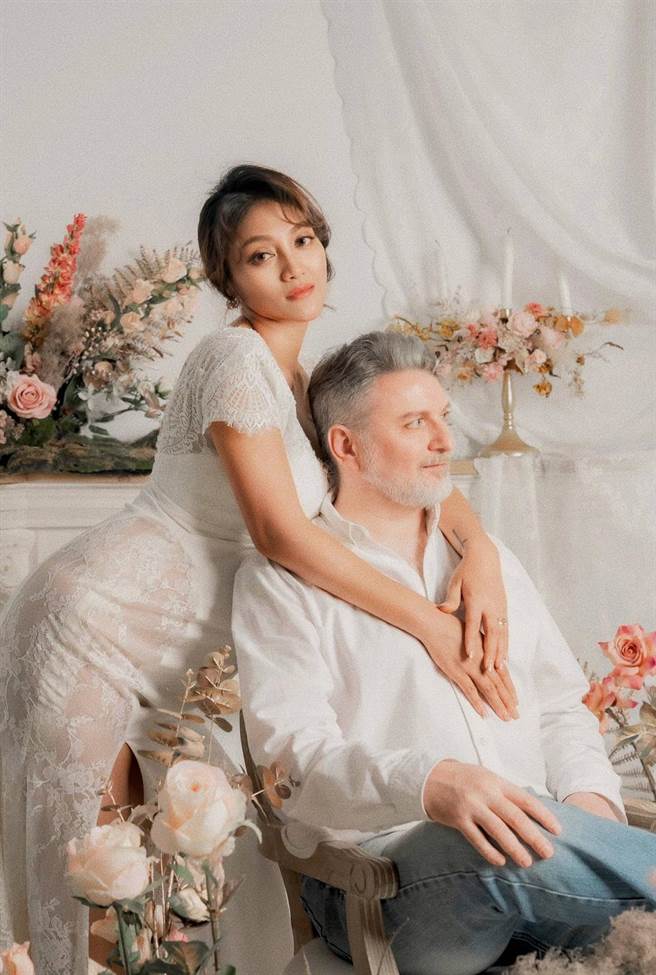 叶玮庭（左）和老公Russell满心期待宝宝出生。（沐比摄影提供）