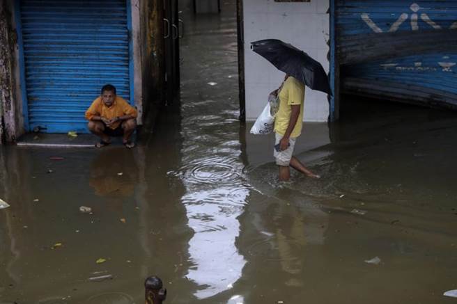 受暴雨影響，孟買地漥平地發生淹水。(圖/美聯社)