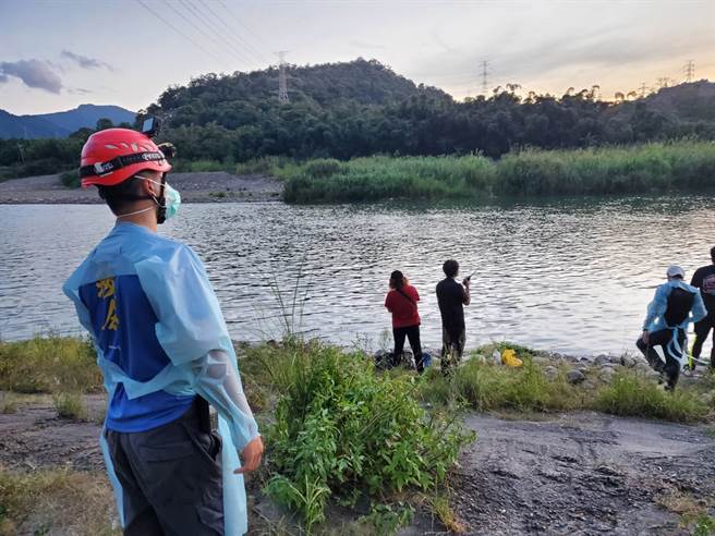 新店区青潭堰18日晚间一名男子不幸溺水，经送医抢救无效。（翻摄照片／叶书宏新北传真）