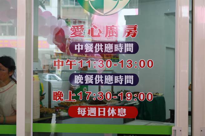 正德慈善基金會在三重推出愛心廚房，供應弱勢民眾午、晚餐 但因疫情關係 改用送便當方式。(新北市社會局提供)