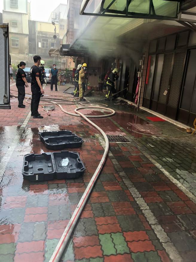 竹南镇1栋4层楼透天民宅发生火警，火势迅速扑灭。陈姓屋主女儿一度受困获救。（消防局第2大队提供／谢明俊苗栗传真）