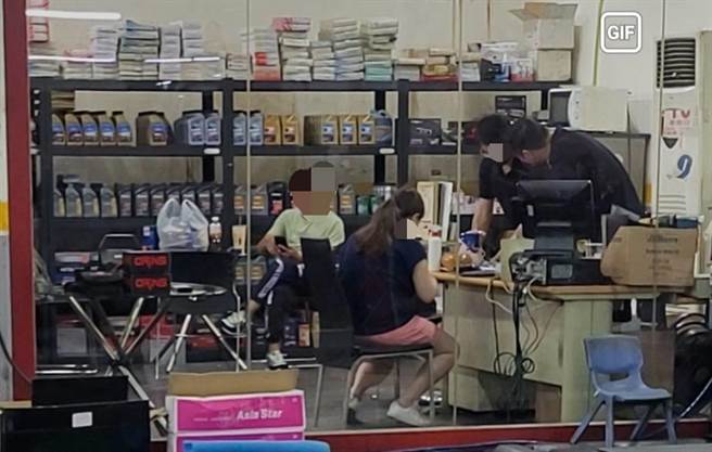 台中市一名男子今天在南屯区一家量贩店地下楼层的汽车服务中心，不戴口罩，还在室内公然抽菸，违反防疫规定，警方获报到场取缔。（民眾提供／卢金足台中传真）