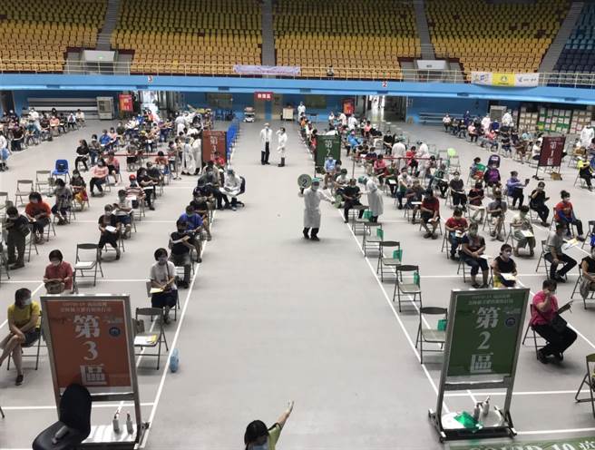 臺大雲林分院在雲林縣立體育館開設的疫苗快打站環境舒適、流程快速，今日臨時開放現場拿號碼牌，門口一度湧入人潮搶號，場內仍維持「川流不息式」打法，井然有序。（周麗蘭攝）