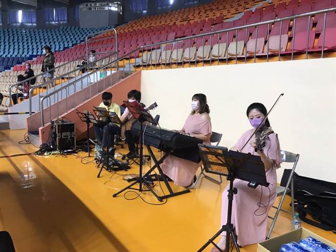 「彩色樂團」到場演奏輕音樂，4名演奏者從早上8點半不斷電演奏到下午4點半，以音樂陪伴施打的民眾與醫護一整天，精神可佩。（周麗蘭攝）