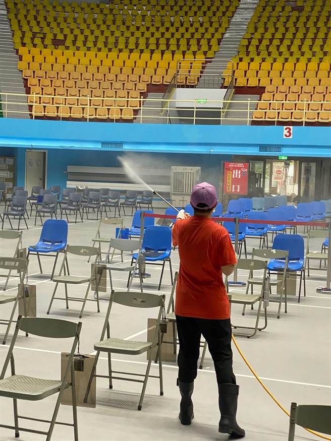 臺大雲林分院快打站今日打了1800多名，終場消毒人員進入大清消。（周麗蘭攝）