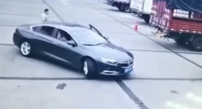 大陆江苏一名女子16日在倒车时将头伸出车外，却疑似不慎误踩油门，头部遭夹断身亡。（翻摄微博《荔直播》）