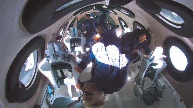 英国大亨布兰森创办「维珍银河」，11日顺利带他上太空，体验无重力空间。