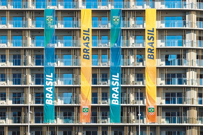 距离日本东京奥运开幕剩不到1周，东京都疫情却连续4天单日新增逾千例，更传出首例选手村1名大会外籍工作人员确诊。图为东奥选手村外观。（路透）