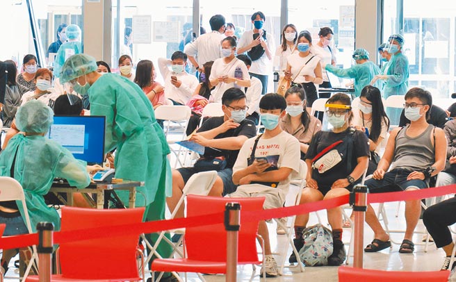 花博争艳馆的新冠肺炎疫苗接种站17日为北市地下街K区Z区承租人、员工与管理人员施打疫苗，下午1点开始相关人员即陆续进场等候，其中包含许多年轻人。（姚志平摄）