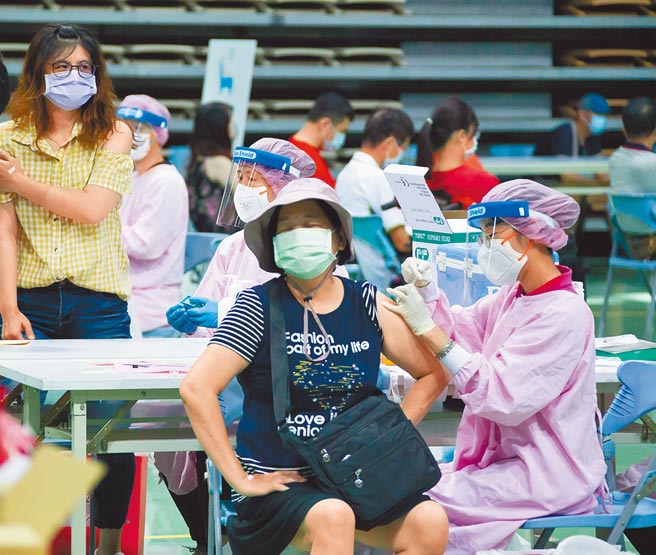 新北市持续拼疫苗覆盖率，并同步採用中央系统预约提高施打率。新庄综合体育馆17日疫苗接种相当踊跃，医护人员为第9类及第10类民眾接种AZ疫苗，少部分国际机组员及孕妇则施打莫德纳 。(罗永铭摄）