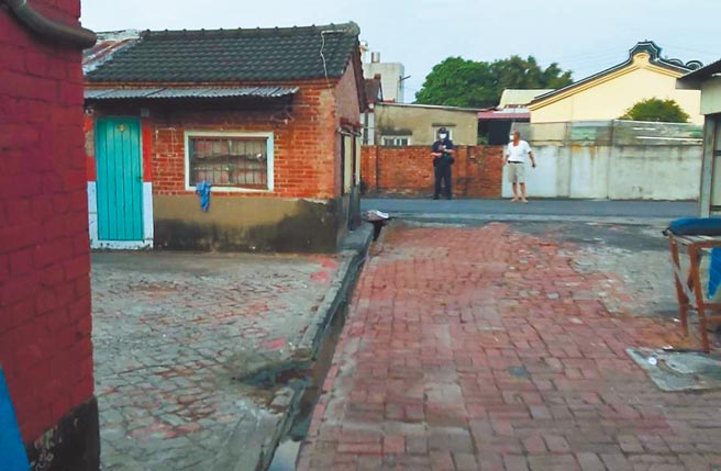 台南市将军区戴姓男子于庭院倒车卸货后，要把车开走时不慎撞伤2岁女儿。（刘秀芬摄）