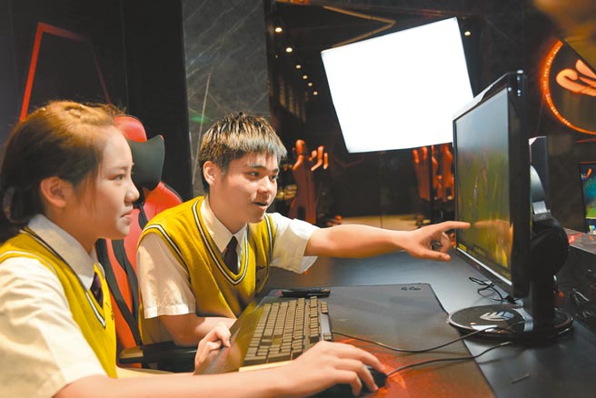 中山工商商管群於108年學年成立電競專班，110年學年還將加入各項AI特色課程。圖為多媒體暨電競產業課程。（校方提供／曹明正高雄傳真）