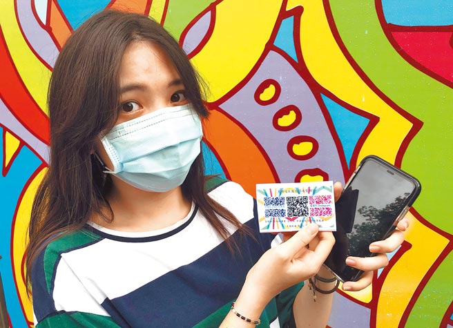 中華藝校將資訊科技融入教學產出原創音樂QR Code小卡，利用手機讀取QR Code就能聽見學生原創音樂。（校方提供／曹明正高雄傳真）