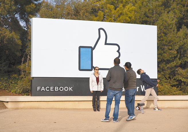 美国总统拜登批评「脸书」（Facebook）等社群媒体，放任使用者在平台上散布有关新冠疫苗的不实讯息，更形容「他们（社群媒体）正在杀人」。（中新社）