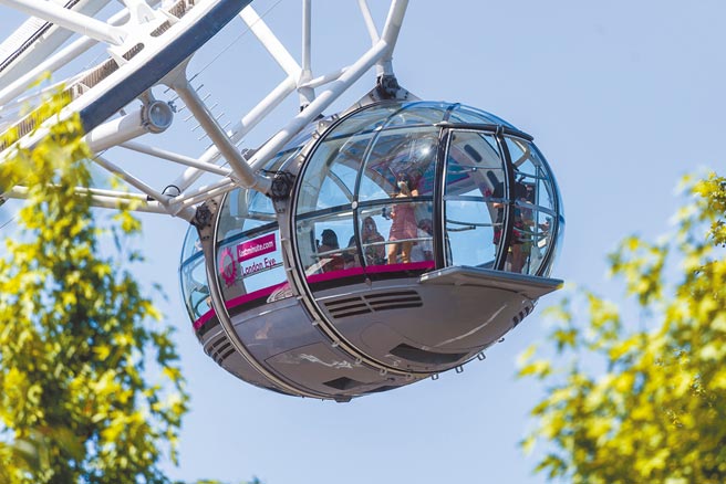 英國近日確診人數激增，但仍計畫在19日全面解除英格蘭地區的防疫限制措施，讓專家憂心新增確診人數恐再暴增。圖為7月16日，人們在英國倫敦乘坐「倫敦眼」摩天輪。 （新華社）