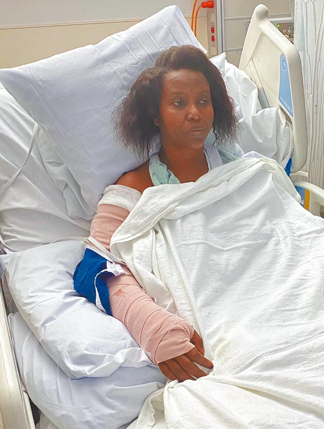 海地总统摩依士（Jovenel Moise）日前遇刺丧命，第一夫人玛婷（Martine Moise）身受重伤后，推文感谢医护人员协助她坚持下来，并首度公开自己遇袭后的相片。（摘自推特）