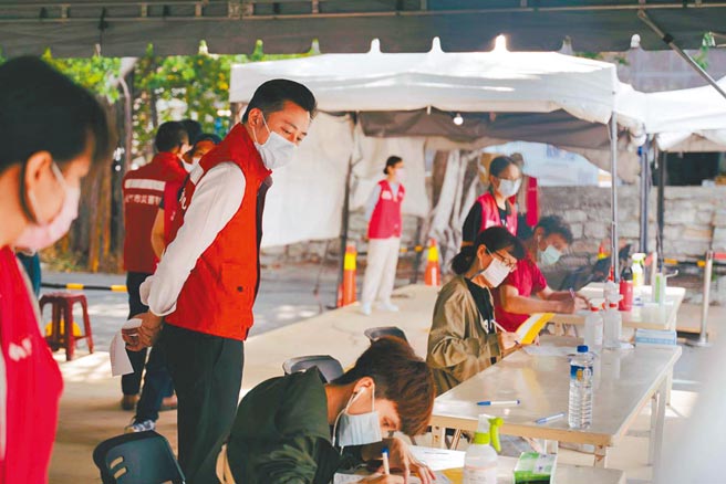 為免施打疫苗排隊久候，新竹市長林智堅分享打疫苗快速通關心法。（新竹市府提供／邱立雅竹市傳真）