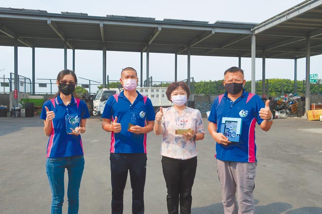 彰化埤头乡清洁队第四度拿下环保署资源回收工作绩效复核全国优等殊荣，却因疫情取消颁奖，埤头乡长杜懿彩（右二）捧着今年最新的得奖奖座，感谢清洁队长谢左民（右）率领清洁队无私为乡民服务奉献。（谢琼云摄）